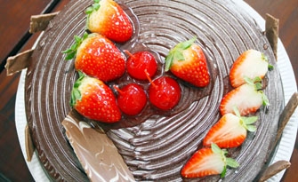 Difícil resistir ao bolo prestígio da Padaria e Rotisseria Mil Delícia que leva muito chocolate e morango